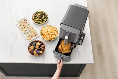 R_SL400UK_InUse_Kitchen_OnCounter_RemovingFood_Chicken_Woman (1) R_SL400UK_InUse_Kitchen_OnCounter_RemovingFood_Chicken_Woman (1)