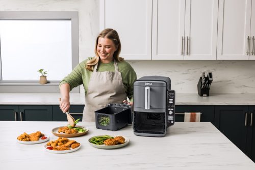 R_SL400UK_InUse_Kitchen_OnCounter_ServingFood_Woman R_SL400UK_InUse_Kitchen_OnCounter_ServingFood_Woman